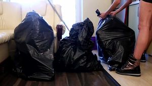 Merida & Hannah - Müllsackreinigung mit Bondage und Verpackung (video)