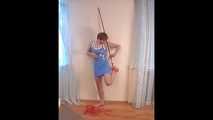 Alice Lee - Kurzhaariger roter Kopf erweckt mit rotem Seil (video)