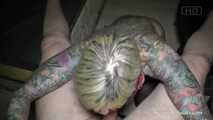 Tattoo Girl Cleo bläst einen Schwanz