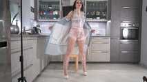 Miss Amira in einem transparenten Plastik Sauna Anzug und Ilse Jacobsen Regenmantel