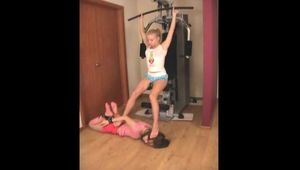 Ole Lykoile & Ricci - Ein bisschen Spaß mit heißen Workout-Freunden (video)
