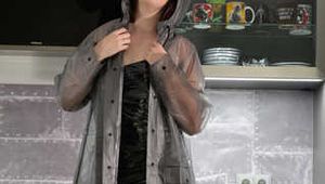Miss Petra im kleinen schwarzen Lackkleid wird gefesselt und streng geknebelt (inkl. Regenmantel Bilder)