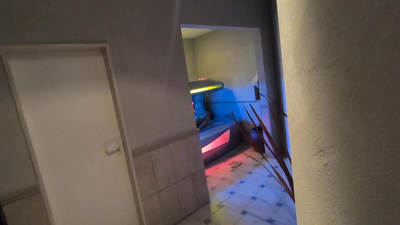 POV-FOOTJOB | MÄDCHEN ALLEINE IM SOLARIUM