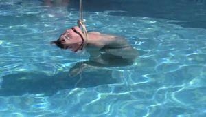 Lew Rubens aus der USA spielt mit der wunderschönen Kaecie unter Wasser