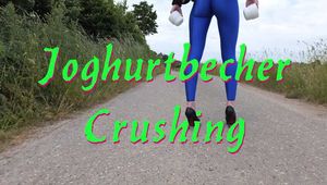 Joghurt-Becher Crushing