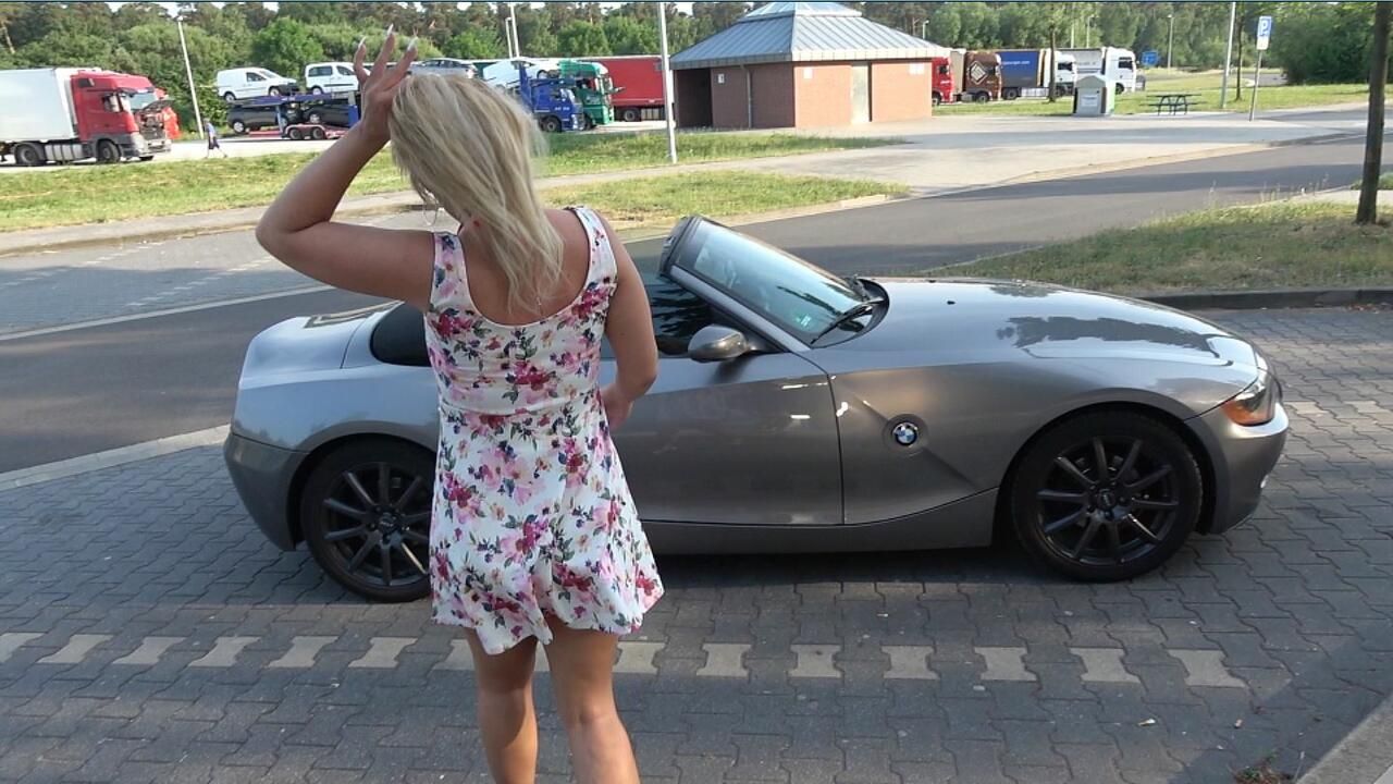 Blondine auf Parkplatz doppelt besamt