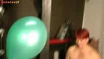 Braune Nylons und grüne Ballons