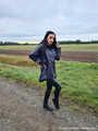 Miss Amira in blauer Hunter Regenjacke und Lackleggins