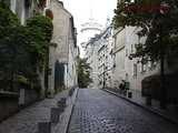 016085 Eve Takes An Urgent Pee In The Montmartre Museum Entrance