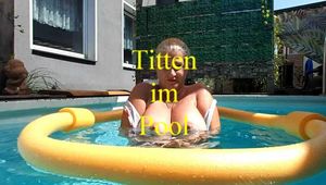 Titten im Pool