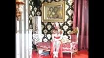 Miss Francine gefesselt in einem langen roten Latexkleid Making Off  Video Teil 2