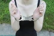 Hinged handcuffs
