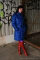 Blauer Daunenmantel, lila Leggings und rote Overknee Lederstiefel - Bilderserie