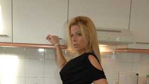 Gepierctes Amateurmodell Nina strippt in der Küche