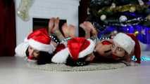 Lucky & Nelly & Xenia - Der Weihnachtsmann erscheint, um seinen Lieblingshelfer zu binden und ihre sexy nackten Füße zu kitzeln (video)