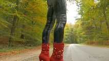 Schwarze Glanzleggings und rote Stiefel