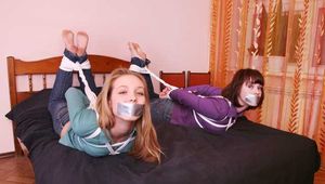 Alexa & Catt - Zwei barfuss Mädchen, ein Einbrecher und eine Menge Bondage BTS