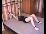 Catt - Heiße Brünette übt Selbstentspannung in ihrem Bett (video)
